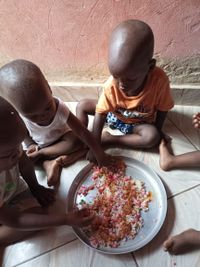 Afrikanische Kinder beim Essen